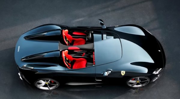 Двигател - 6,5-литров, V12

Мощност - 809 к.с.

0-100 - 2,9 секунди

Максимална скорост - 300 км/ч

Monza SP2 е един от най-скъпите модели в колекцията на Верстапен с цена от 1,8 милиона долара. Тази кола не е законна за движение по пътищата на държави като САЩ. Но може да я внесете и там за шоу или изложба.

Тя е красиво измислена, за да повтори серията Monza от 50-те години на миналия век, които помогнаха за налагането на името Ferrari. Това не е просто кола, това е паметник на италианска институция.
